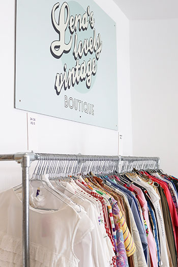 Eine vielseitige Mischung an außergewöhnlicher Kleidung, die sich an aktuellen Trends orientiert